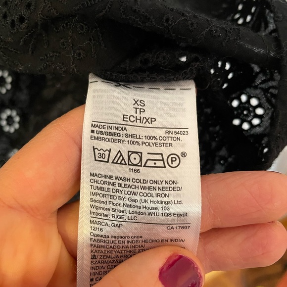 Gap Black Eyelit Black Blouse Shirt Women's XS Extra Small NWT - Picture 7 of 7